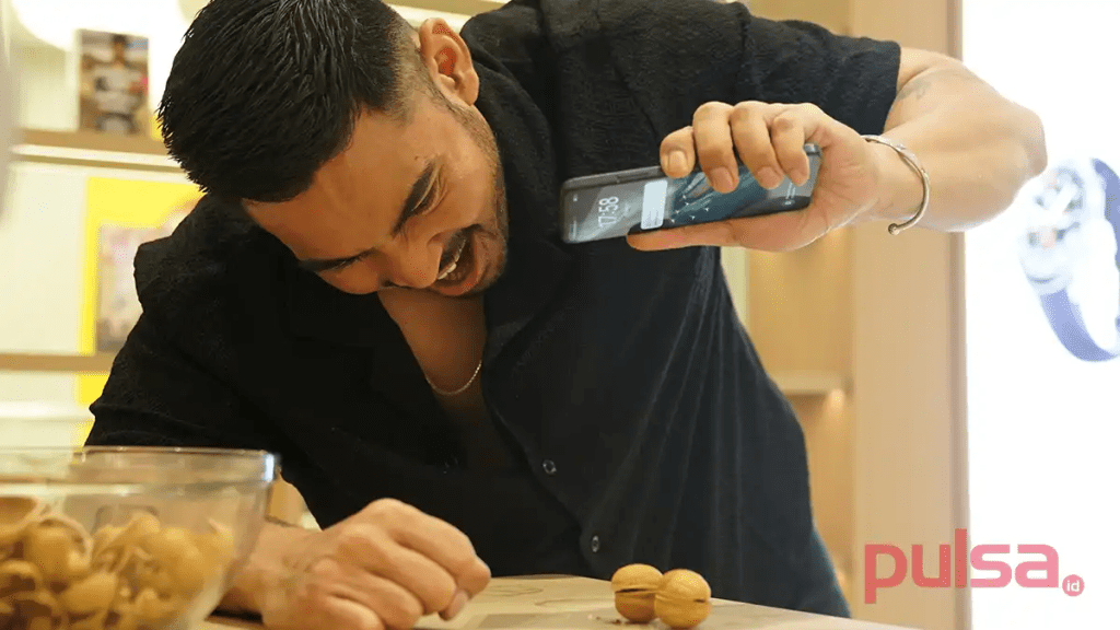 2 Ribu Orang Lebih Buktikan Ketahanan OPPO A60 Geprek Kacang Walnut